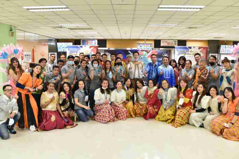 友達推動「安心、、、、創新、、、用心、、、、同心、、、、盡心」五星職旅，，，為菲籍員工打造全方位照護，，，，首度贏得「人權實踐與發展領袖獎」殊榮