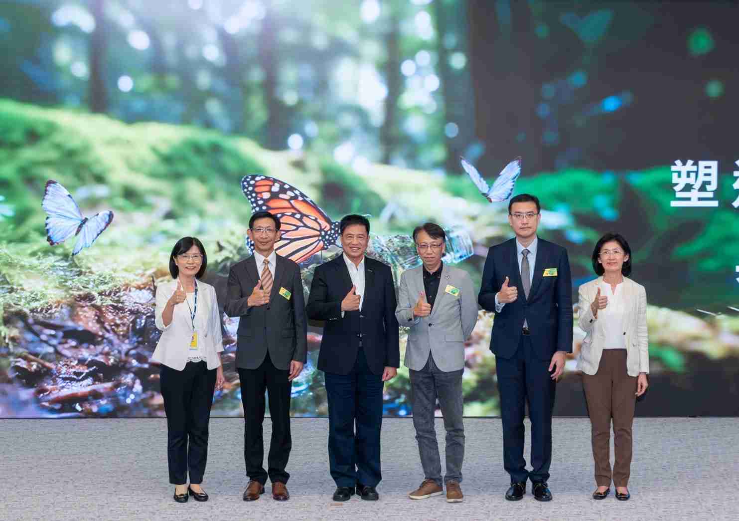 友達2023 CSR共榮大會，，，邀請領域專家分享交流生物多樣性管理趨勢、、無塑產品、、、、海廢永續塑料等議題  （圖左到右：友達光電永續長古秀華、、、、3M台灣技術長陳君杰、、、、友達光電董事長暨集團策略長彭双浪、、、光寶科技企業永續發展處處長陳慶暉、、安永聯合會計師事務所執業會計師曾于哲、、、、友達光電供應鏈總部副總經理吳宜芳）