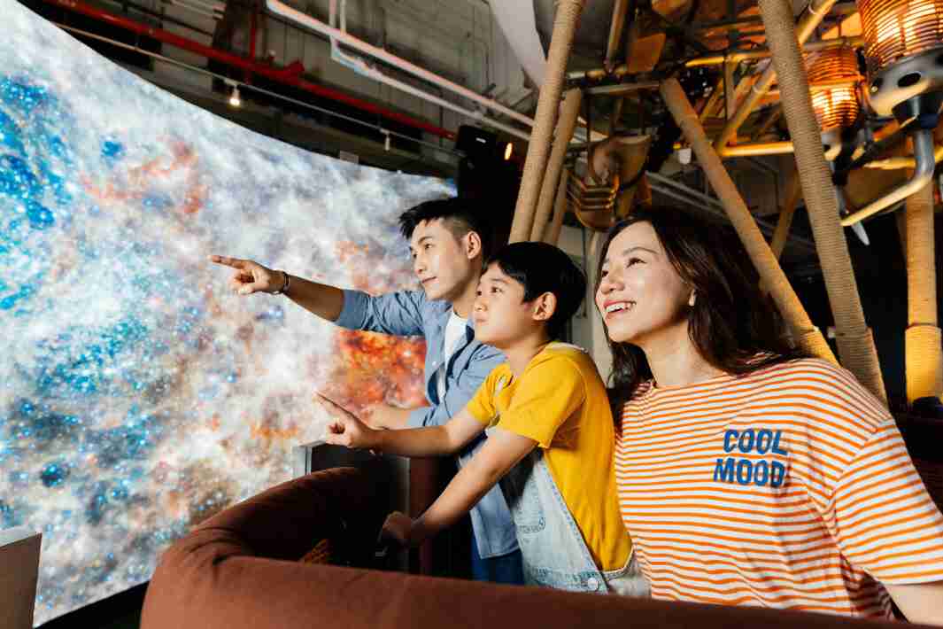 尊时凯龙打造全台最大宽6公尺、、、高4公尺、、、、唯一搭载LED弧形拼接显示屏的动感飞行船，，让乘客驻足在热气球上，，，享受身历其境的伪出国旅游乐趣