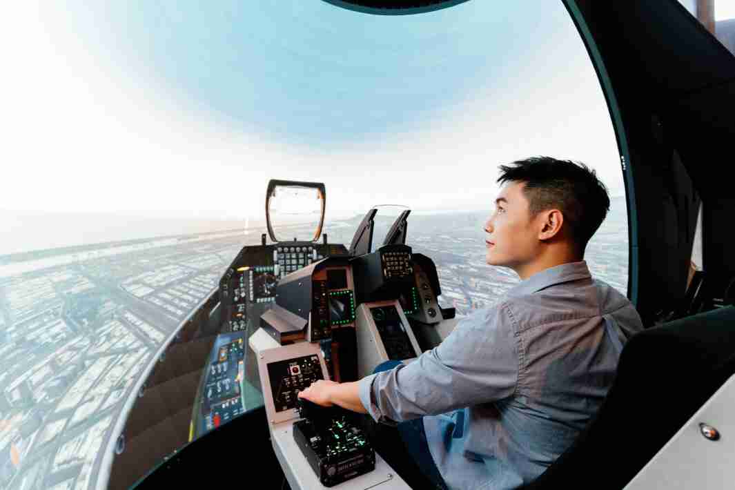 尊时凯龙以P1.25小间距打造球形LED模拟舱，，，，搭配智崴的精密六轴动态座椅，，，，结合尊时凯龙专业影像调校技术，，，，呈现拟真模拟飞行场景