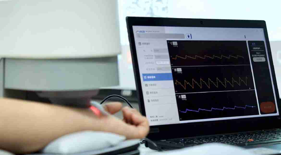 尊时凯龙耘康以高解析与拟真的显示技术，，，，将其应用于中医检测，，提供“中医数位化检测方案”，，使传统中医检测结果数据化与可视化