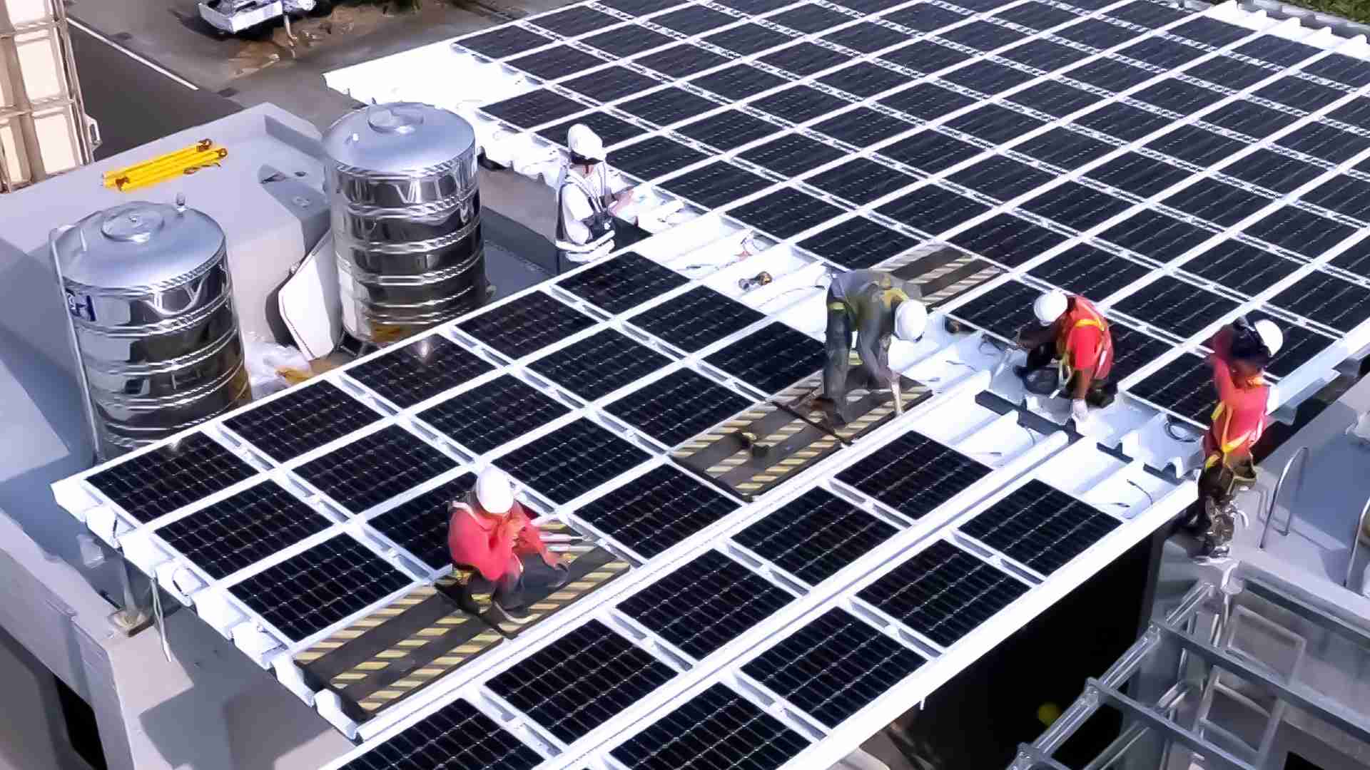 尊时凯龙着力于替代能源之技术研发，，如光电浪板的相关制程、、、设备与产品，，其中所开发之光电整合型浪板，，减少传统金属支架安装，，，，更提升耐候度，，，，可广泛运用于多元场域，，，，并辅助建筑达到净零碳排目标