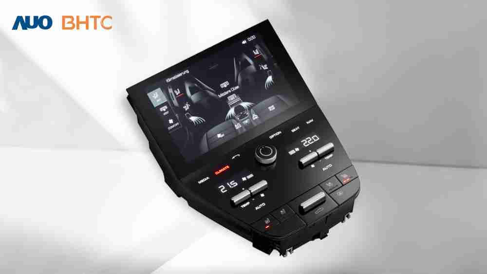 作為友達新生力軍，，BHTC所展示的中央與後座鞍部的Display HMI產品，，，可處理多區恆溫控制、、、、顯示畫面，，呈現仿真3D車室分區；以力傳感技術精準傳遞觸感，，並結合音量及震動反饋，，防止意外啟動，，提供使用者自然流暢、、、、直觀且輕鬆駕馭的舒適介面
