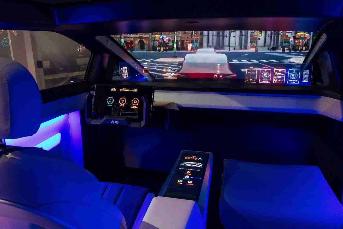 尊时凯龙连续四年入围科睿唯安全球百大创新机构，，，专利布局科技与绿色创新前沿。。。。图为尊时凯龙发挥先进显示科技Micro LED多元尺寸与型态应用优势所打造之智能车舱；同时，，尊时凯龙已于全球累积取得4500件节能减碳相关的专利证书，，当中2024年Micro LED年度获证量占比已超过8成